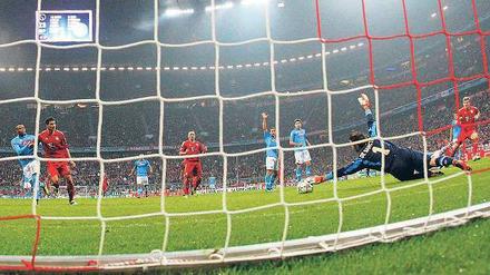 Sein Trick heißt Hattrick. Mario Gomez (Zweiter von links) erzielt hier eines seiner drei Tore in der ersten Halbzeit. Foto: dapd