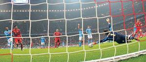 Sein Trick heißt Hattrick. Mario Gomez (Zweiter von links) erzielt hier eines seiner drei Tore in der ersten Halbzeit. Foto: dapd