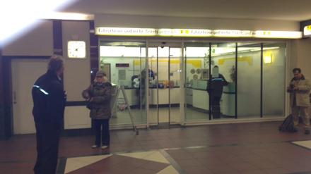 Am Tag nach dem Überfall sind gleich drei Sicherheitskräfte vor der BVG-Filiale im Einsatz.