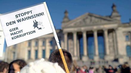 Ein Demonstrant vor dem Reichstag.