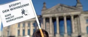 Ein Demonstrant vor dem Reichstag.