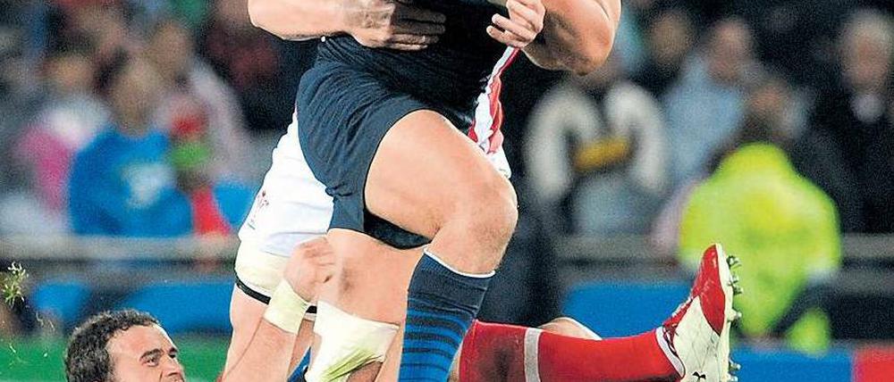 Durchbruch im Eden Park. Der französische Center Maxime Mermoz (mit Ball) entkommt im Halbfinale dem Waliser Jamie Roberts (unten). Foto: AFP