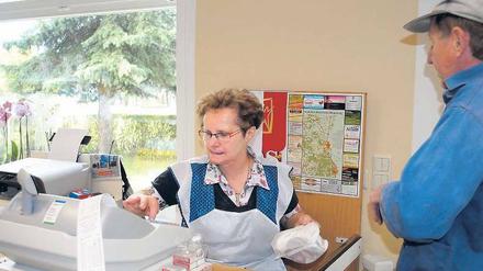 Eine Frau für alles. Seit 43 Jahren arbeitet Christine Hauke schon in dem Jacobsdorfer Dorfladen. Die Kunden nennen ihn Landkonsum, wie er schon zu DDR-Zeiten hieß. 