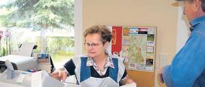 Eine Frau für alles. Seit 43 Jahren arbeitet Christine Hauke schon in dem Jacobsdorfer Dorfladen. Die Kunden nennen ihn Landkonsum, wie er schon zu DDR-Zeiten hieß.