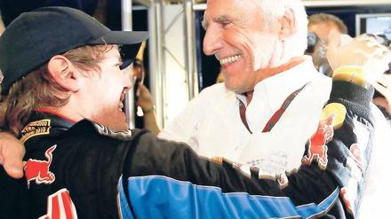 Lass dich herzen, mein Sohn. Mateschitz gratulierte seinem Piloten Sebastian Vettel persönlich zum ersten Formel-1-Titel.