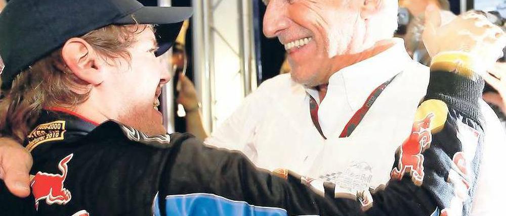 Lass dich herzen, mein Sohn. Mateschitz gratulierte seinem Piloten Sebastian Vettel persönlich zum ersten Formel-1-Titel.