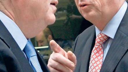 Finanzfeuerwehr. Eurogruppenchef Jean-Claude Juncker (rechts) und der irische Finanzminister Michael Noonan diskutierten, wie die Ansteckungsgefahr durch den nun beschlossenen teilweisen Zahlungsausfall Griechenlands einzudämmen ist.
