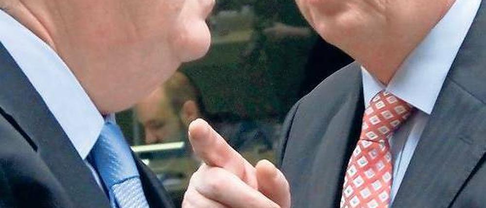 Finanzfeuerwehr. Eurogruppenchef Jean-Claude Juncker (rechts) und der irische Finanzminister Michael Noonan diskutierten, wie die Ansteckungsgefahr durch den nun beschlossenen teilweisen Zahlungsausfall Griechenlands einzudämmen ist. 