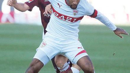 Mein Ball gehört mir. Cacau (vorne) lässt Robert Mak nicht ans Leder. Foto: dpa