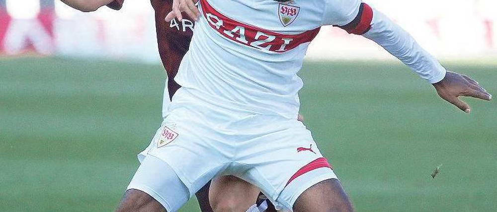 Mein Ball gehört mir. Cacau (vorne) lässt Robert Mak nicht ans Leder. Foto: dpa