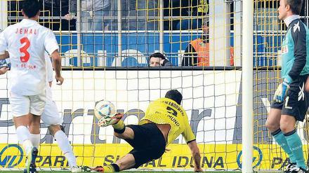 Sturzkopfball. Kölns Torhüter Michael Rensing (r.) schaut zu, wie der Dortmunder Robert Lewandowski erhöht.