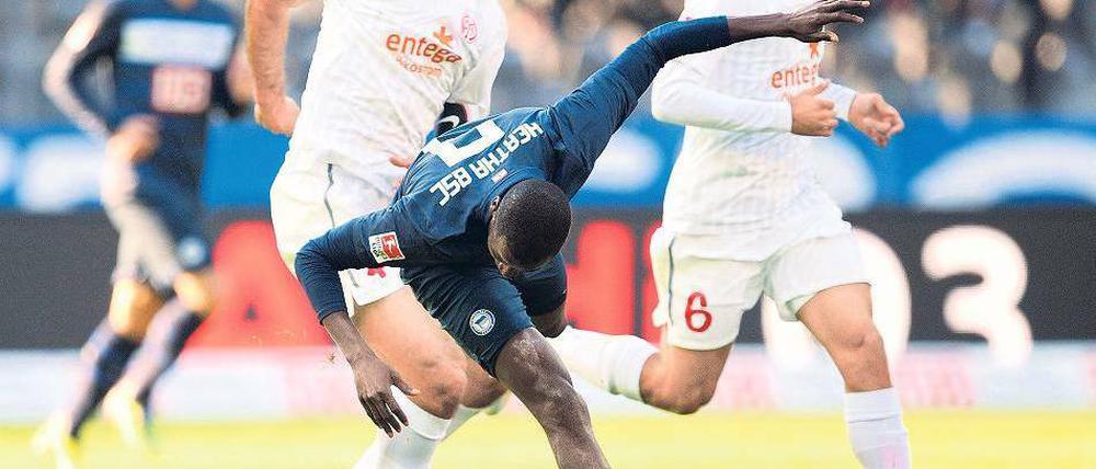 Stolperspiel. Gegen die Mainzer kam Herthas Angreifer Adrian Ramos nicht in Tritt – wie sein ganzes Team. Foto: dpa