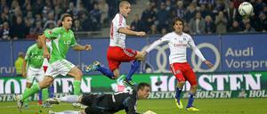 Mladen Petric (o.) verfolgte gespannt die Flugbahn des Balls, nachdem er Diego Benaglio (u.) überlistet hatte.