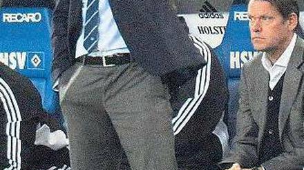 Vorwärts immer. Mit Thorsten Fink (rechts Sportchef Arnesen) traut sich der HSV wieder was und glich das frühe 0:1 aus.Foto: dpa