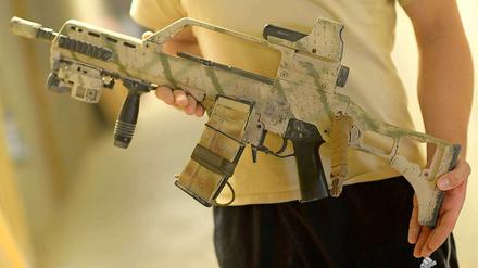 In der Residenz Muammar Gaddafis fanden die Rebellen Gewehre vom Typ G36 der deutschen Firma Heckler &amp; Koch. Jetzt ermittelt die Staatsanwaltschaft. Die Waffen hätten sich niemals im Besitz des libyschen Regimes befinden dürfen. Die Spur führt nach Ägypten.