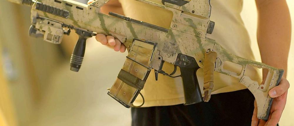 In der Residenz Muammar Gaddafis fanden die Rebellen Gewehre vom Typ G36 der deutschen Firma Heckler &amp; Koch. Jetzt ermittelt die Staatsanwaltschaft. Die Waffen hätten sich niemals im Besitz des libyschen Regimes befinden dürfen. Die Spur führt nach Ägypten.