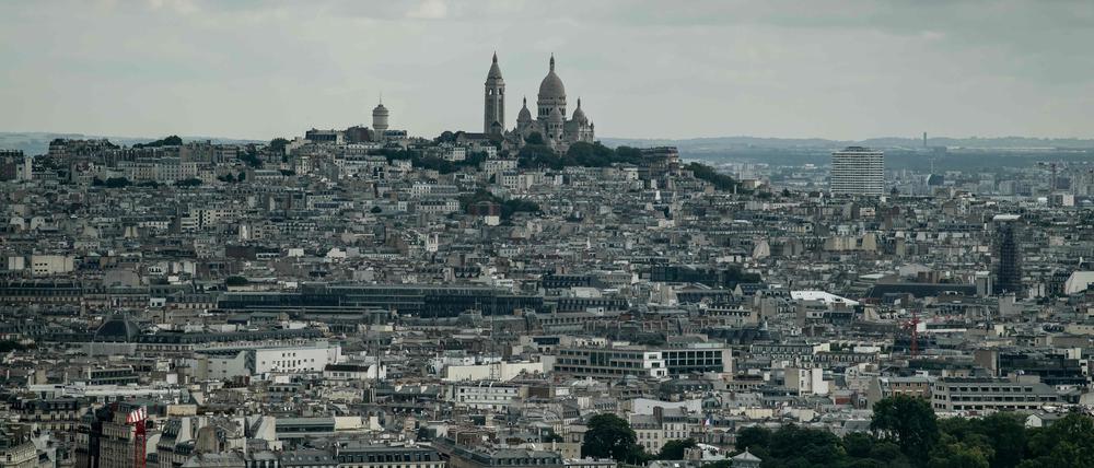 Eine Insel im Meer der Vororte. Blick vom Eiffelturm auf Paris.