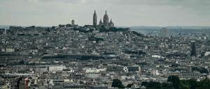 Eine Insel im Meer der Vororte. Blick vom Eiffelturm auf Paris.
