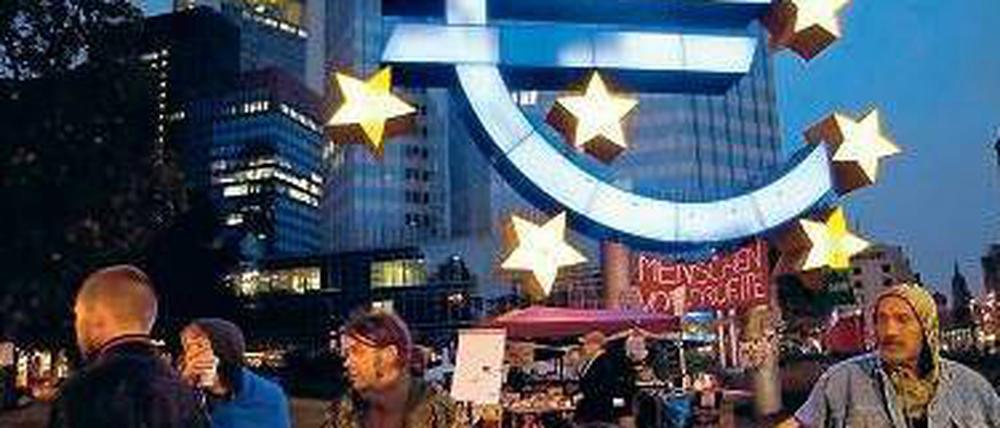 Kalter Protest. Vor der Europäischen Zentralbank setzten Demonstranten am Montag ihren Protest unter dem Motto „Occupy Frankfurt“ fort. Foto: Reuters