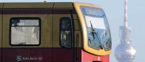 S-Bahnen und Straßenbahnen in Berlin sind nicht immer pünktlich. Als Ursache wird Fahrermangel vermutet.