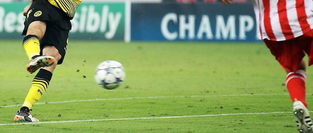 Robert Lewandowski schießt das 1:1 für Dortmund beim Spiel gegen Olympiakos Piräus in Griechenland. Am Ende verlieren sie 1:3.