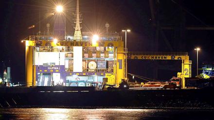 Die Fähre im Hafen von Cuxhaven. An Bord waren 27 Personen, geladen hatte das Schiff mehrere Lastwagen.