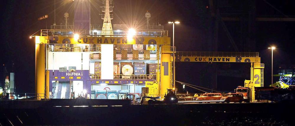 Die Fähre im Hafen von Cuxhaven. An Bord waren 27 Personen, geladen hatte das Schiff mehrere Lastwagen.