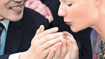 Angesteckt. Die Konzernangestellte Beth (Gwyneth Paltrow), noch munter, auf Dienstreise in Hongkong. Ein paar Tage später, zu Hause in Minneapolis, ist sie tot. Foto: Warner