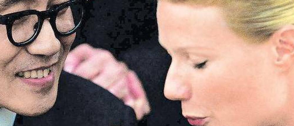 Angesteckt. Die Konzernangestellte Beth (Gwyneth Paltrow), noch munter, auf Dienstreise in Hongkong. Ein paar Tage später, zu Hause in Minneapolis, ist sie tot. Foto: Warner