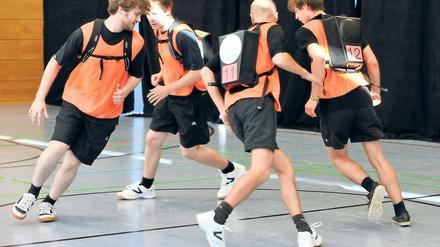 Sport macht Musik. Erwin Staches Performance „Ball schön flach oben rein“ in einer Donaueschinger Turnhalle. Foto: dpa