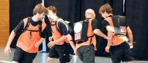 Sport macht Musik. Erwin Staches Performance „Ball schön flach oben rein“ in einer Donaueschinger Turnhalle. Foto: dpa