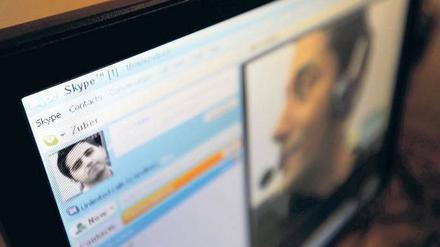 Quatschen am PC. Mit Programmen wie Skype kann man gegebenenfalls sogar kostenfrei über das Internet telefonieren. Man benötigt einen Computer mit Soundkarte und Headset. Eine installierte Webcam macht daraus sogar ein optisches Erlebnis. Foto: Reuters
