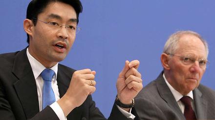 Wirtschaftsminister Rösler und Finanzminister Schäuble bei der Vorstellung der Herbstprognose der Bundesregierung.