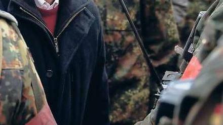 „Goldener Handschlag“. Verteidigungsminister Thomas de Maizière will den geplanten Personalabbau der Bundeswehr mit gut einer Milliarde Euro abfedern.