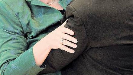 Geschafft. Ministerpräsidentin Hannelore Kraft (SPD) und Schulministerin Sylvia Löhrmann (Grüne) umarmen sich am Donnerstag nach dem Erfolg bei der Schulreform. 