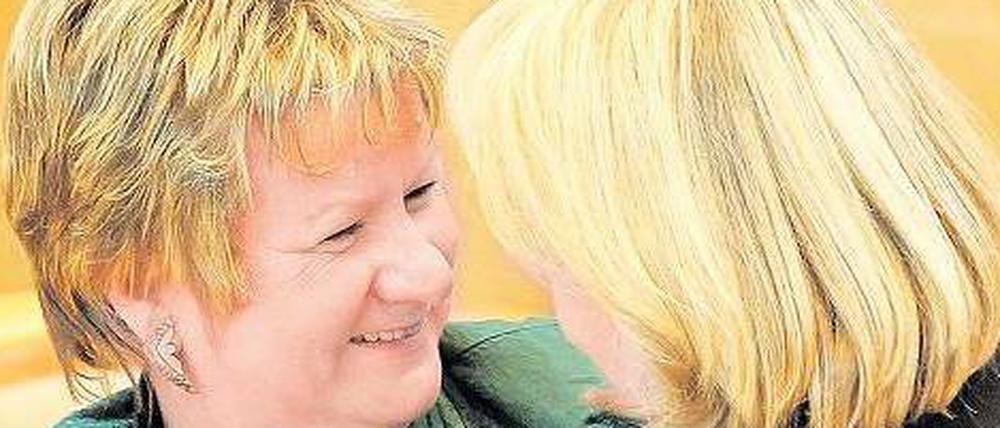 Geschafft. Ministerpräsidentin Hannelore Kraft (SPD) und Schulministerin Sylvia Löhrmann (Grüne) umarmen sich am Donnerstag nach dem Erfolg bei der Schulreform. 
