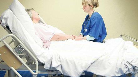 Zuspruch statt Zahlen. Patienten fragen oft, wie viel Zeit sie noch haben. Nicht immer wollen sie es wirklich wissen. Foto: picture-alliance/dpa