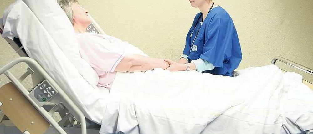 Zuspruch statt Zahlen. Patienten fragen oft, wie viel Zeit sie noch haben. Nicht immer wollen sie es wirklich wissen. Foto: picture-alliance/dpa