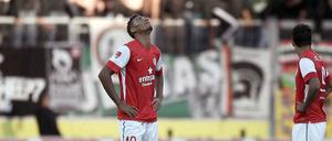 Kaum Grund zum Jubeln. Die Mainzer Angreifer Choupo-Moting (l.) und Allagui beim Anstoß.