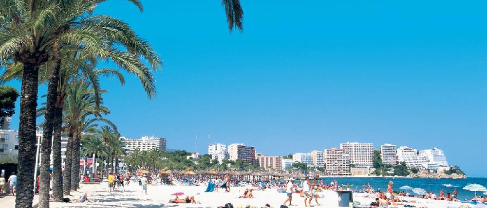 Beliebt bei Briten – der Strand von Magaluf. Die Hotels stammen vor allem aus den 70er Jahren. Foto: mauritius images/image broker