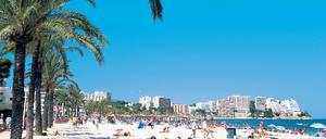 Beliebt bei Briten – der Strand von Magaluf. Die Hotels stammen vor allem aus den 70er Jahren. Foto: mauritius images/image broker