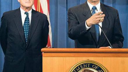 Schwere Vorwürfe. Der amerikanische Justizminister Eric Holder (rechts) und FBI-Chef Robert Mueller erläuterten die Ermittlungsergebnisse. 
