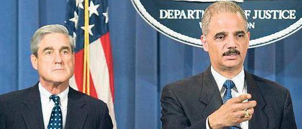 Schwere Vorwürfe. Der amerikanische Justizminister Eric Holder (rechts) und FBI-Chef Robert Mueller erläuterten die Ermittlungsergebnisse.
