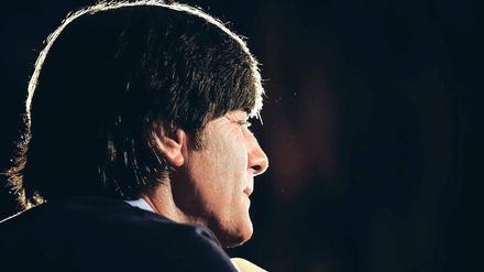 Alles ist klar. Bundestrainer Joachim Löw plagen angesichts der bereits feststehenden EM-Teilnahme vor den letzten beiden Qualifikationsspielen keine Sorgen. Nur die Dunkelheit im Mainzer Teamhotel sorgt kurzzeitig für Undurchsichtigkeit.