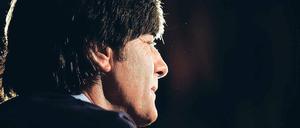 Alles ist klar. Bundestrainer Joachim Löw plagen angesichts der bereits feststehenden EM-Teilnahme vor den letzten beiden Qualifikationsspielen keine Sorgen. Nur die Dunkelheit im Mainzer Teamhotel sorgt kurzzeitig für Undurchsichtigkeit.