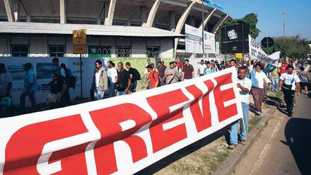 Die Macht der Verzögerung. Streikende Arbeiter, wie hier vor dem Maracana-Stadion in Rio de Janeiro, können durch Baustopps bessere Bedingungen durchsetzen. Foto: Reuters