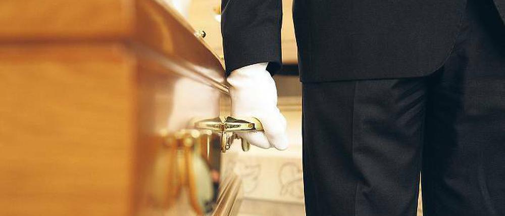 Schwere Last. Für sein Buch „Probeliegen. Geschichten vom Tod“ (Scherz Verlag) hat Torsten Körner Särge getragen.