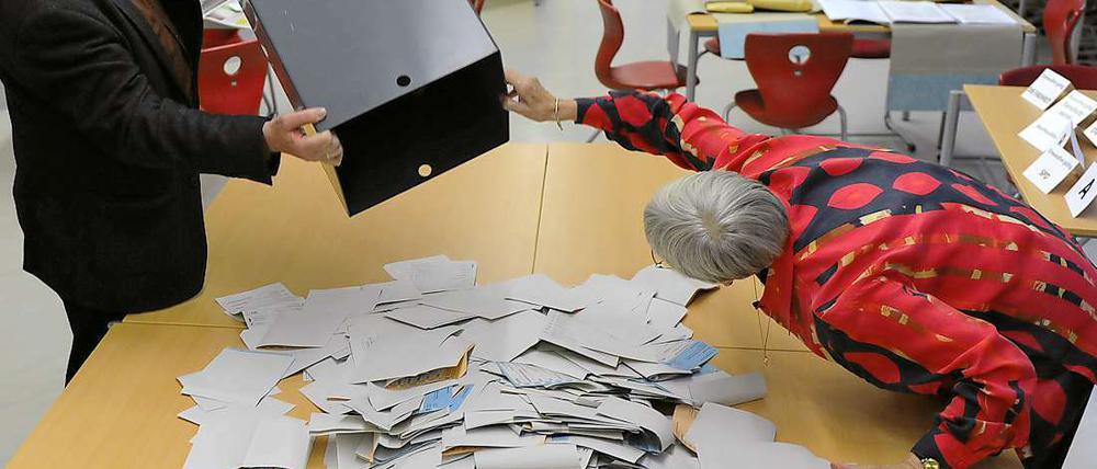 Gründlich nachgeschaut und doch verrechnet. So viele Wahlpannen wie dieses Jahr gab es selten - das macht Berlin zur Hauptstadt der Wahlpannen.