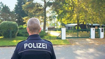 Mit Uniform am Gartenzaun. Nach zwei Anschlägen wachen zahlreiche Beamte vor dem Villengrundstück in Bad Saarow. Das Motiv ist völlig unklar, von Drohungen ist nichts bekannt. Der Familie von Christian Pepper gehören große Ufergrundstücke in dem Kurort am Scharmützelsee und mehrere Hochhäuser in Berlin. 