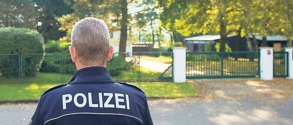 Mit Uniform am Gartenzaun. Nach zwei Anschlägen wachen zahlreiche Beamte vor dem Villengrundstück in Bad Saarow. Das Motiv ist völlig unklar, von Drohungen ist nichts bekannt. Der Familie von Christian Pepper gehören große Ufergrundstücke in dem Kurort am Scharmützelsee und mehrere Hochhäuser in Berlin. 